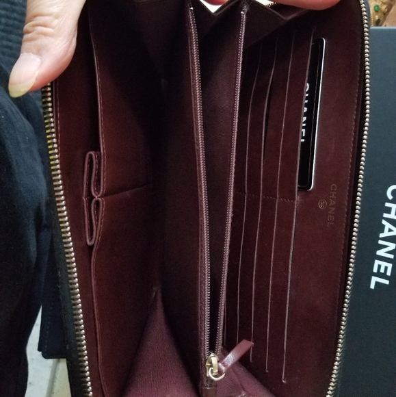 CHANEL-Matelasse Women's Leather Clutch - Picture 4 of 6